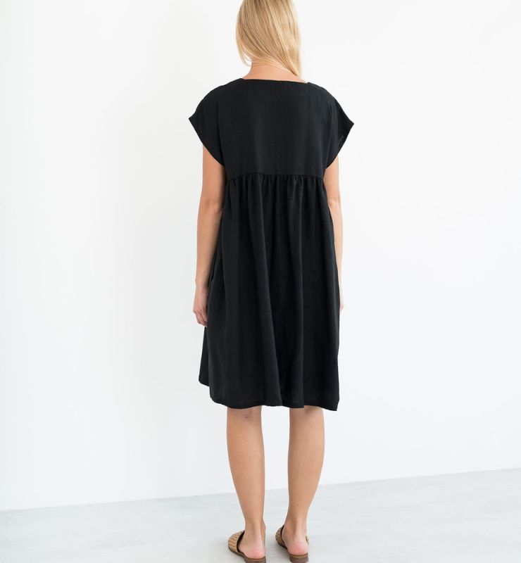 Abito al ginocchio in lino – vestibilità ampia, scollo quadrato e tasche laterali