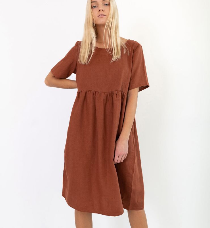 Abito sotto il ginocchio in lino – manica corta, scollo tondo e tasche laterali