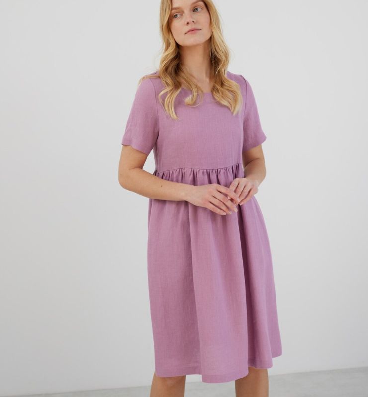 Abito sotto il ginocchio in lino – manica corta, scollo tondo e tasche laterali
