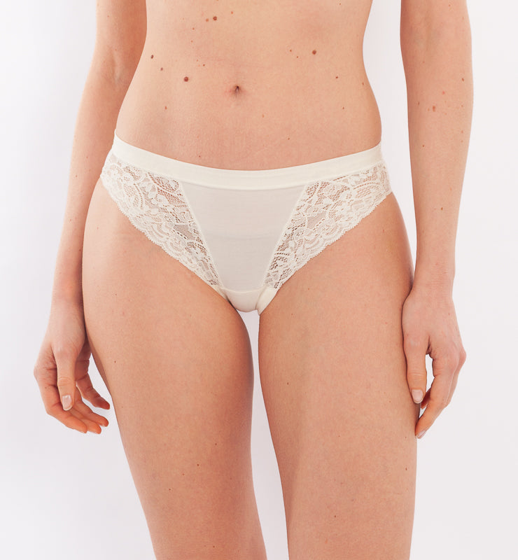 Briefs in natural fabric and biodegradable lace