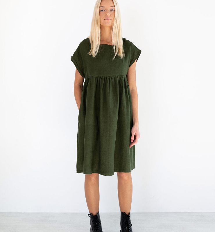 Abito al ginocchio in lino – vestibilità ampia, scollo quadrato e tasche laterali