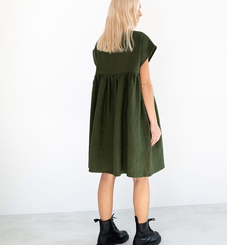 Abito al ginocchio in lino – vestibilità ampia, scollo quadrato e tasche laterali