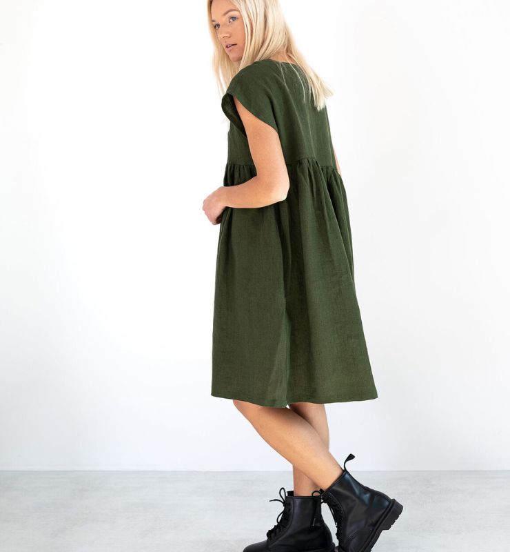 Abito al ginocchio in lino – vestibilità ampia, scollo quadrato e tasche laterali