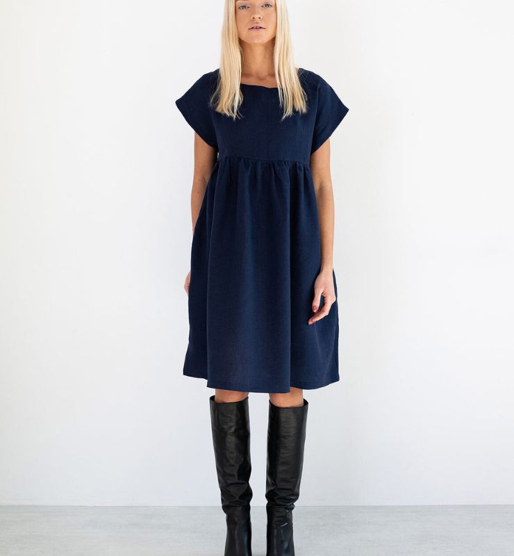 Abito al ginocchio in lino – vestibilità ampia, scollo quadrato e tasche laterali