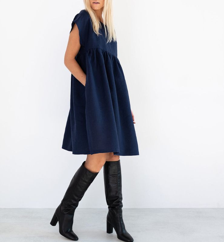Abito al ginocchio in lino – vestibilità ampia, scollo quadrato e tasche laterali
