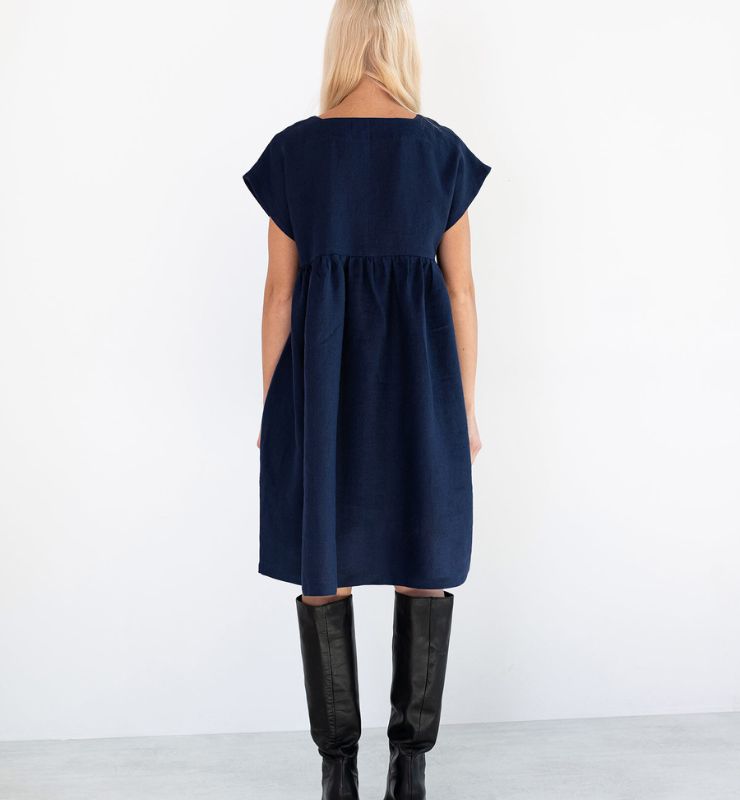 Abito al ginocchio in lino – vestibilità ampia, scollo quadrato e tasche laterali