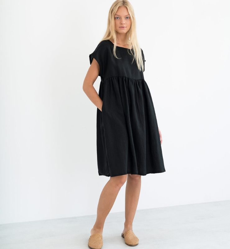 Abito al ginocchio in lino – vestibilità ampia, scollo quadrato e tasche laterali