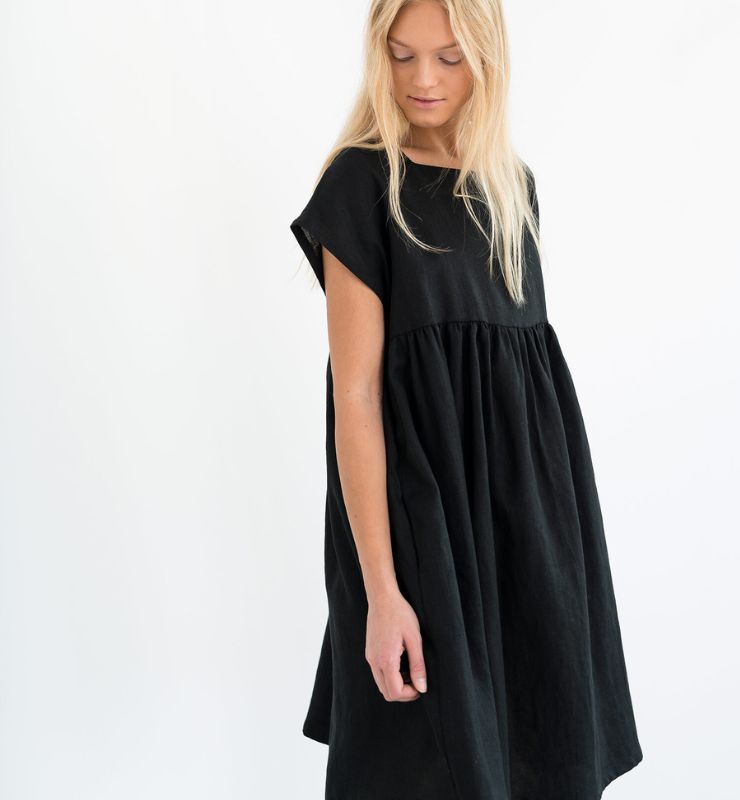 Abito al ginocchio in lino – vestibilità ampia, scollo quadrato e tasche laterali