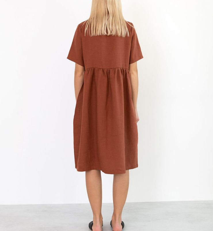 Abito sotto il ginocchio in lino – manica corta, scollo tondo e tasche laterali
