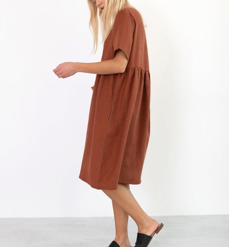 Abito sotto il ginocchio in lino – manica corta, scollo tondo e tasche laterali