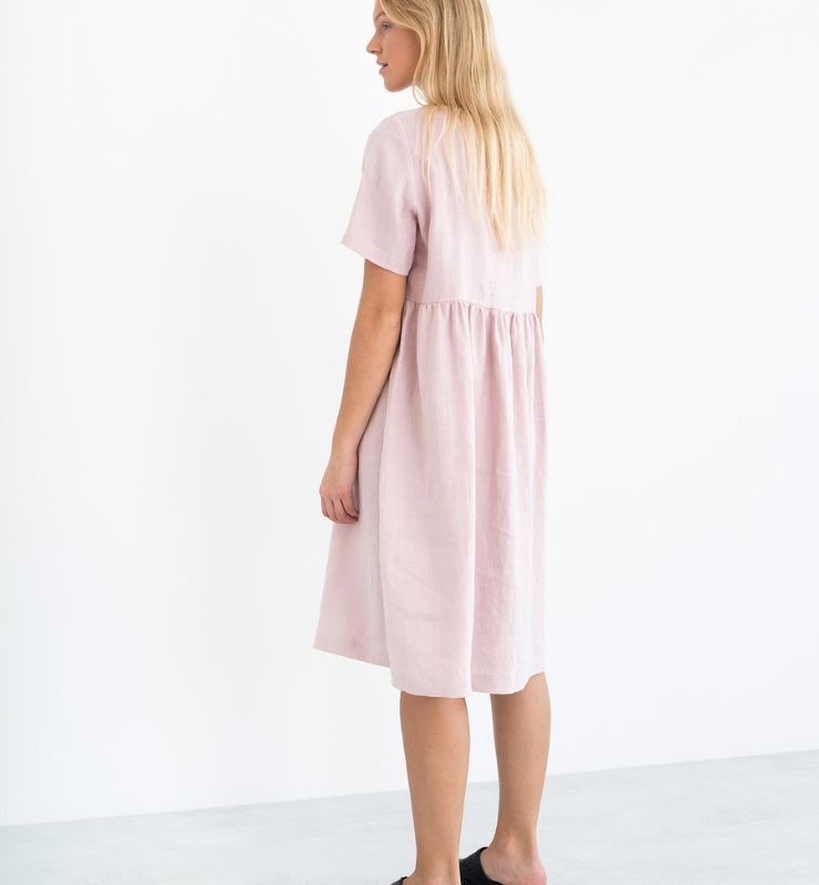 Abito sotto il ginocchio in lino – manica corta, scollo tondo e tasche laterali