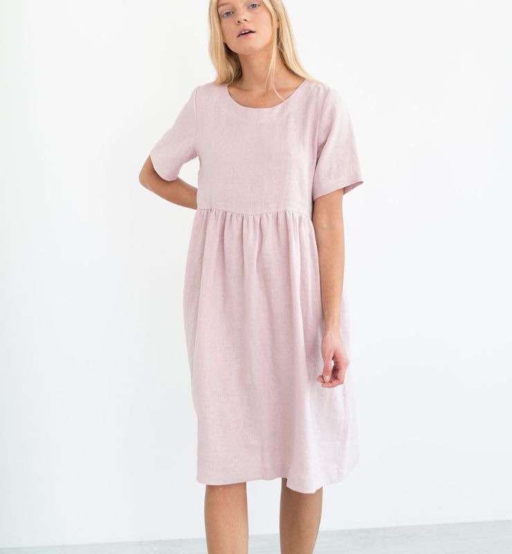 Abito sotto il ginocchio in lino – manica corta, scollo tondo e tasche laterali
