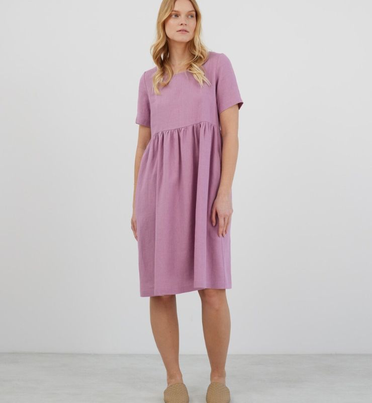 Abito sotto il ginocchio in lino – manica corta, scollo tondo e tasche laterali