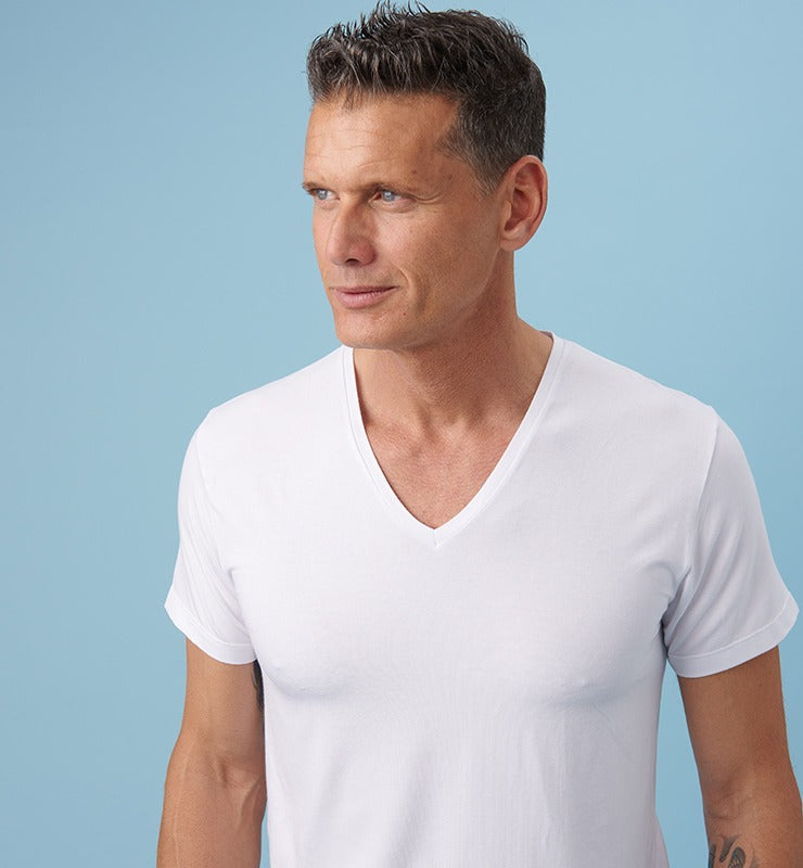 Men's V-neck T-shirt in natural fabric